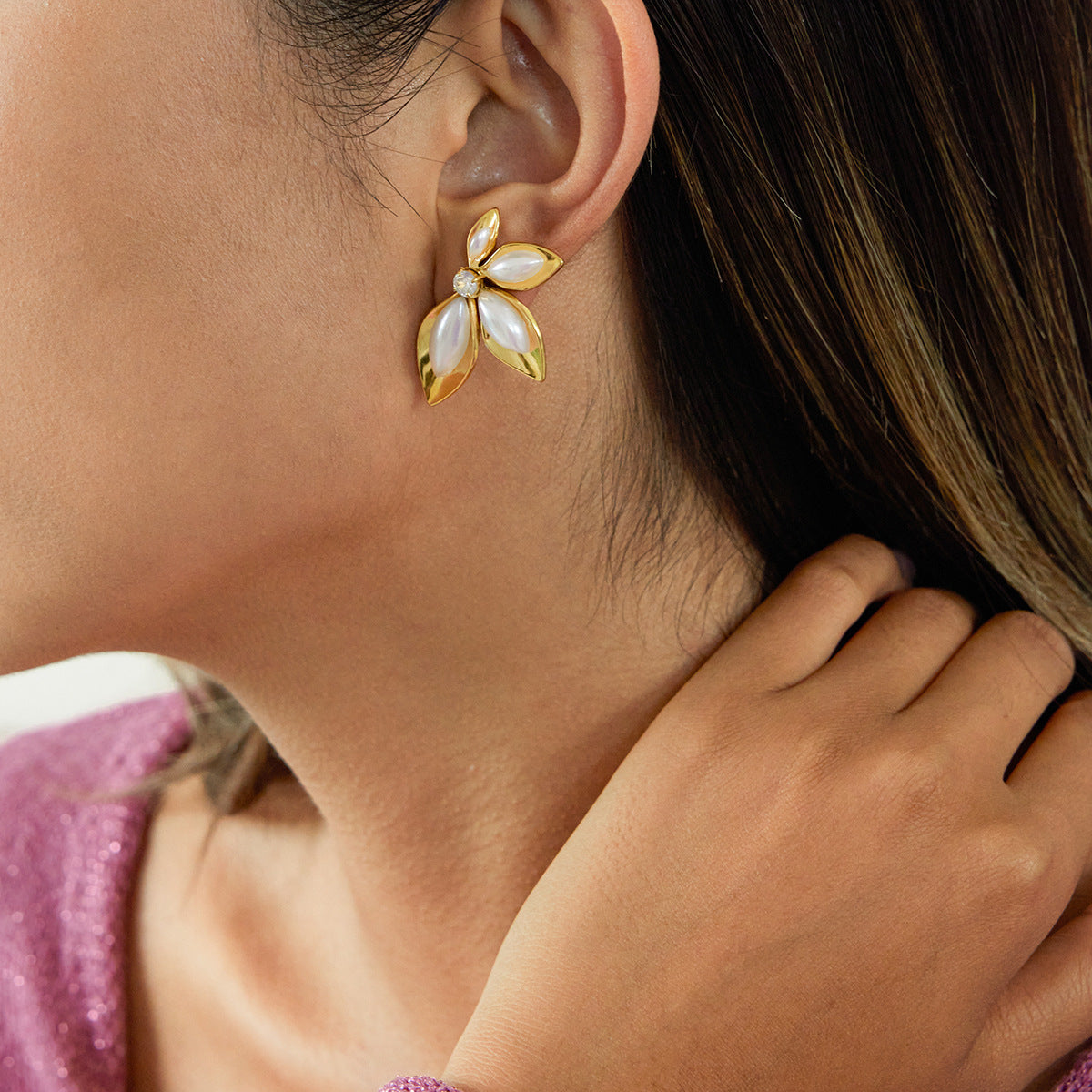 B廠 歐美款 楓葉樹脂珍珠鑲鋯石 鈦鋼鍍18K金耳環 批發 折扣@洽客服 25.10.W5「JDE0307055」