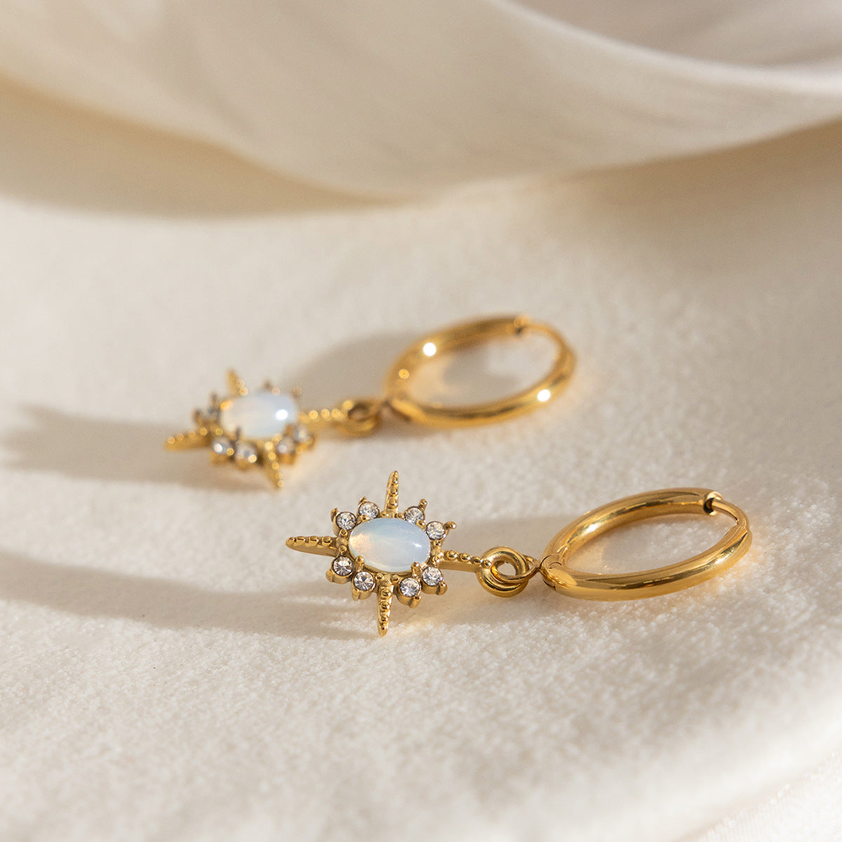 B廠 鈦鋼鍍18K金｜歐美芒星蛋白石水鑽耳環 批發 折扣@洽客服 26.01.W4「JDE0111239」