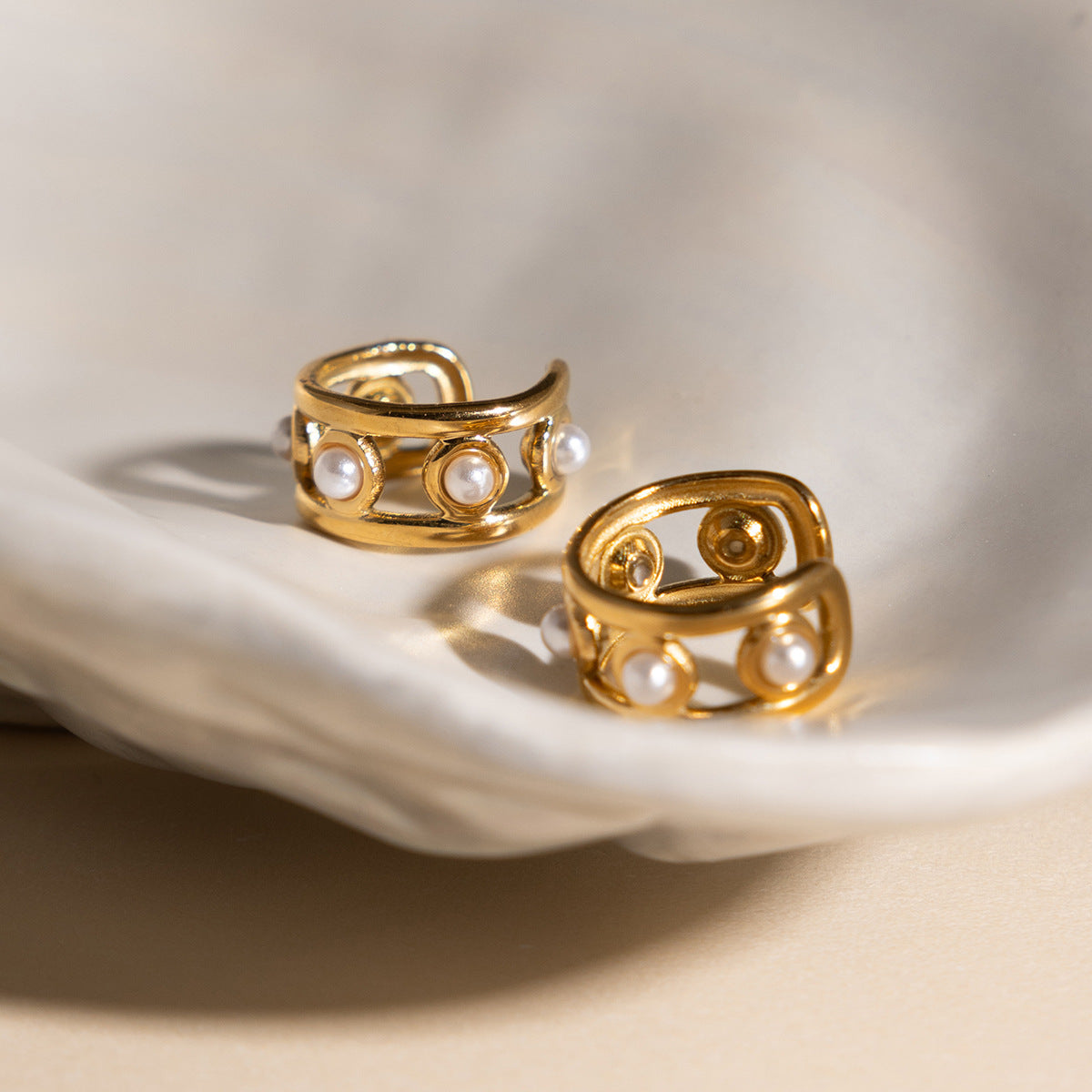 B廠 歐美款線條鏤空珍珠耳夾批發 折扣@洽客服 26.03.W2「JDE0212206」