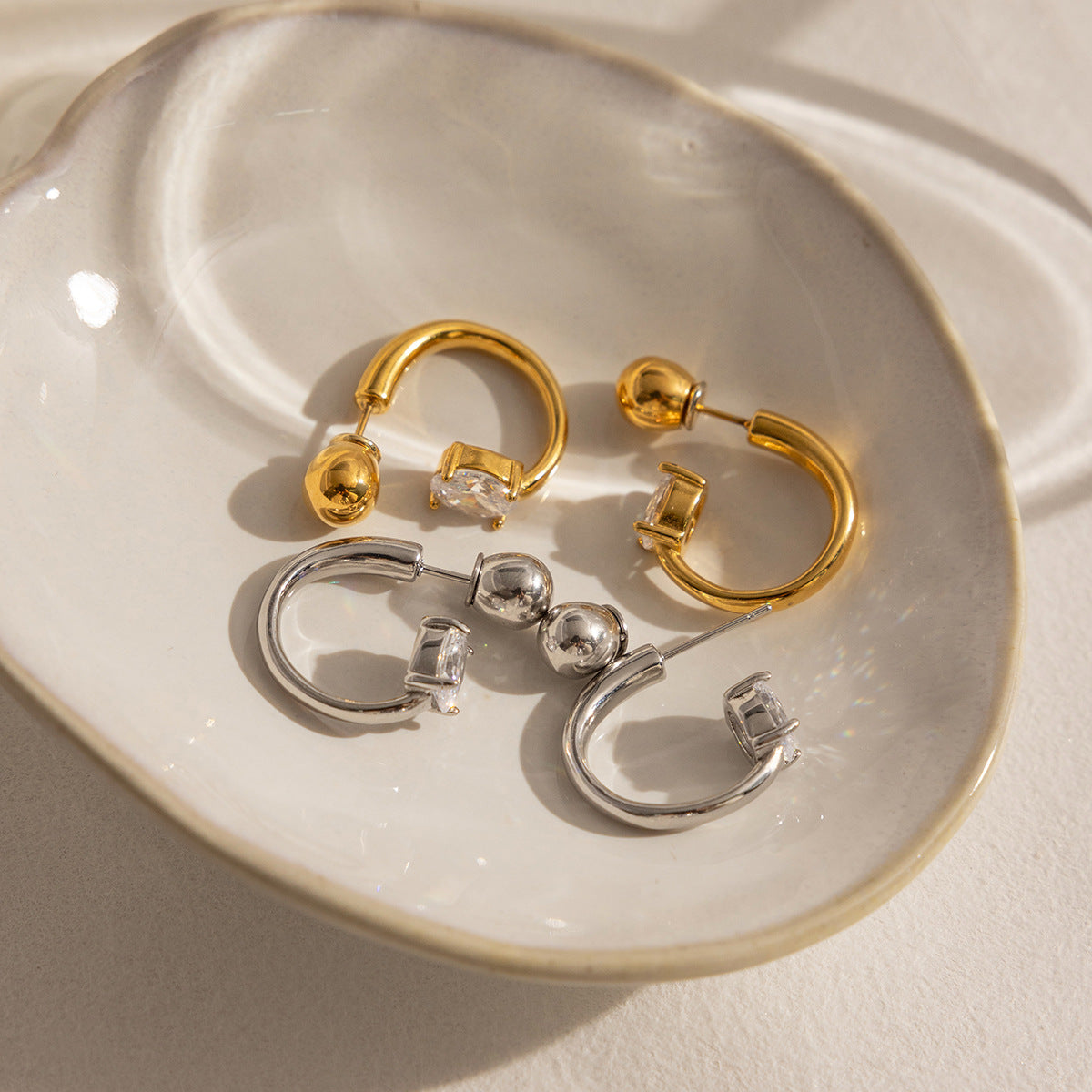 B廠 歐美款 白色鋯石C圈鈦鋼鍍18K金耳環 批發 折扣@洽客服 26.03.W1「JDE0307046」