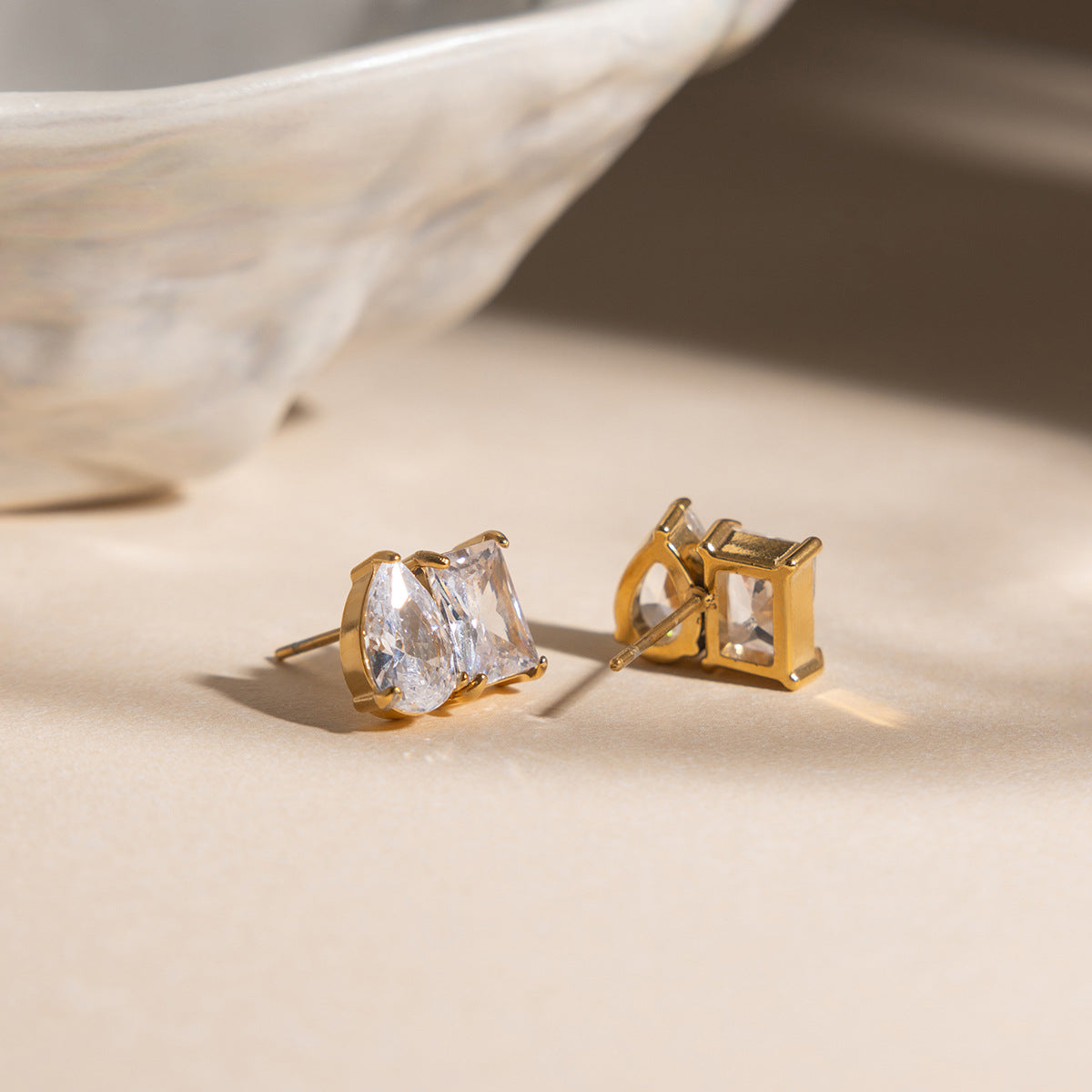 B廠 歐美款水滴形長方形鋯石鈦鋼鍍18K金耳環批發 折扣@洽客服 26.03.W2「JDE0212204」