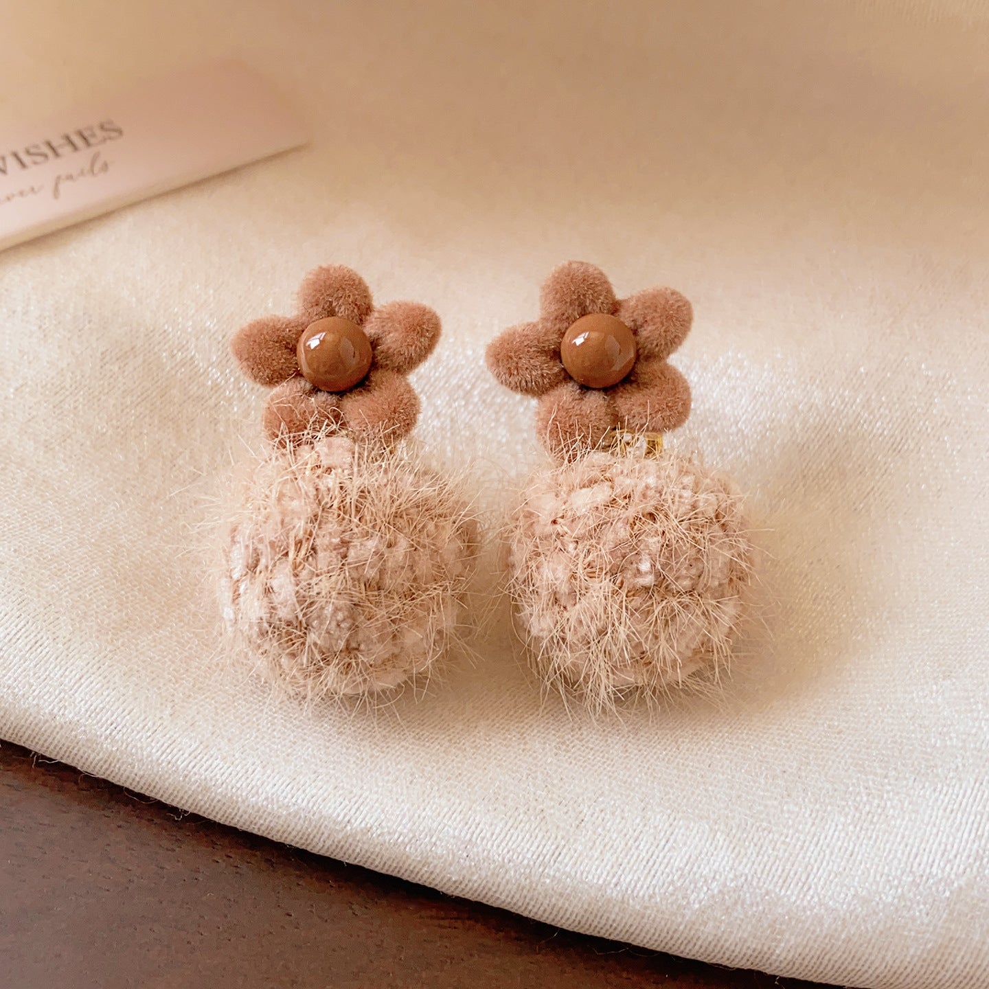 A2廠 韓國韓版植絨花朵毛球珍珠銀針耳環 批發 折扣@洽客服 25.12.W1「HE29467」