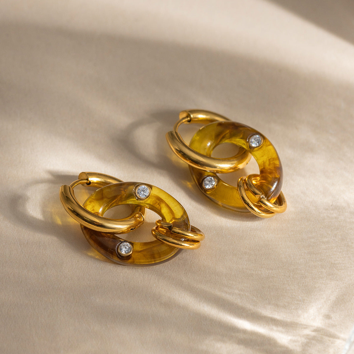 B廠 鈦鋼鍍18K金｜ 琥珀色樹脂耳環 批發 折扣@洽客服 26.01.W2「JDE0310032」