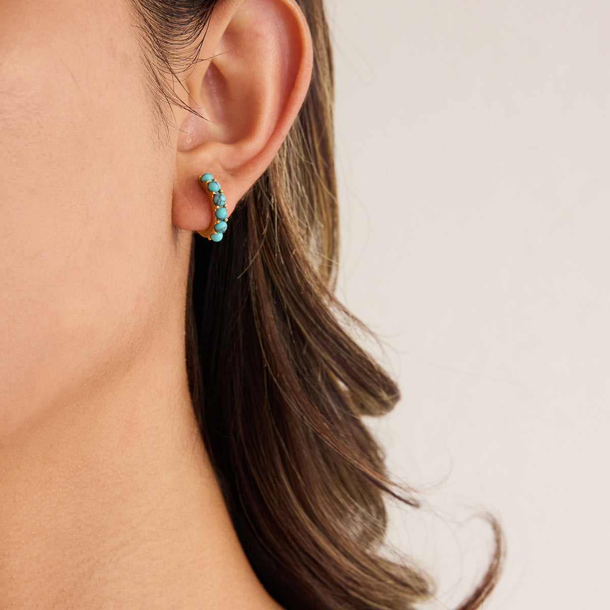 B廠 歐美款 PLENIO 玻璃珍珠U型 鈦鋼鍍18K金耳環 批發 折扣@洽客服 25.10.W5「JDE0307071」