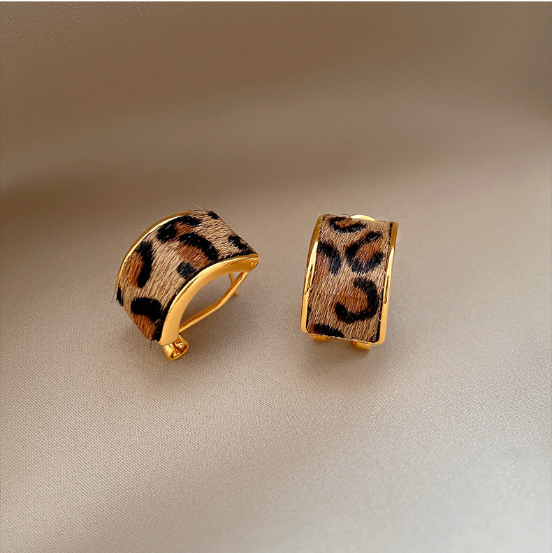 A2廠 日韓款仿馬毛豹紋幾何C型銀針耳環 批發 折扣@洽客服 25.11.W4「HE28964-1」