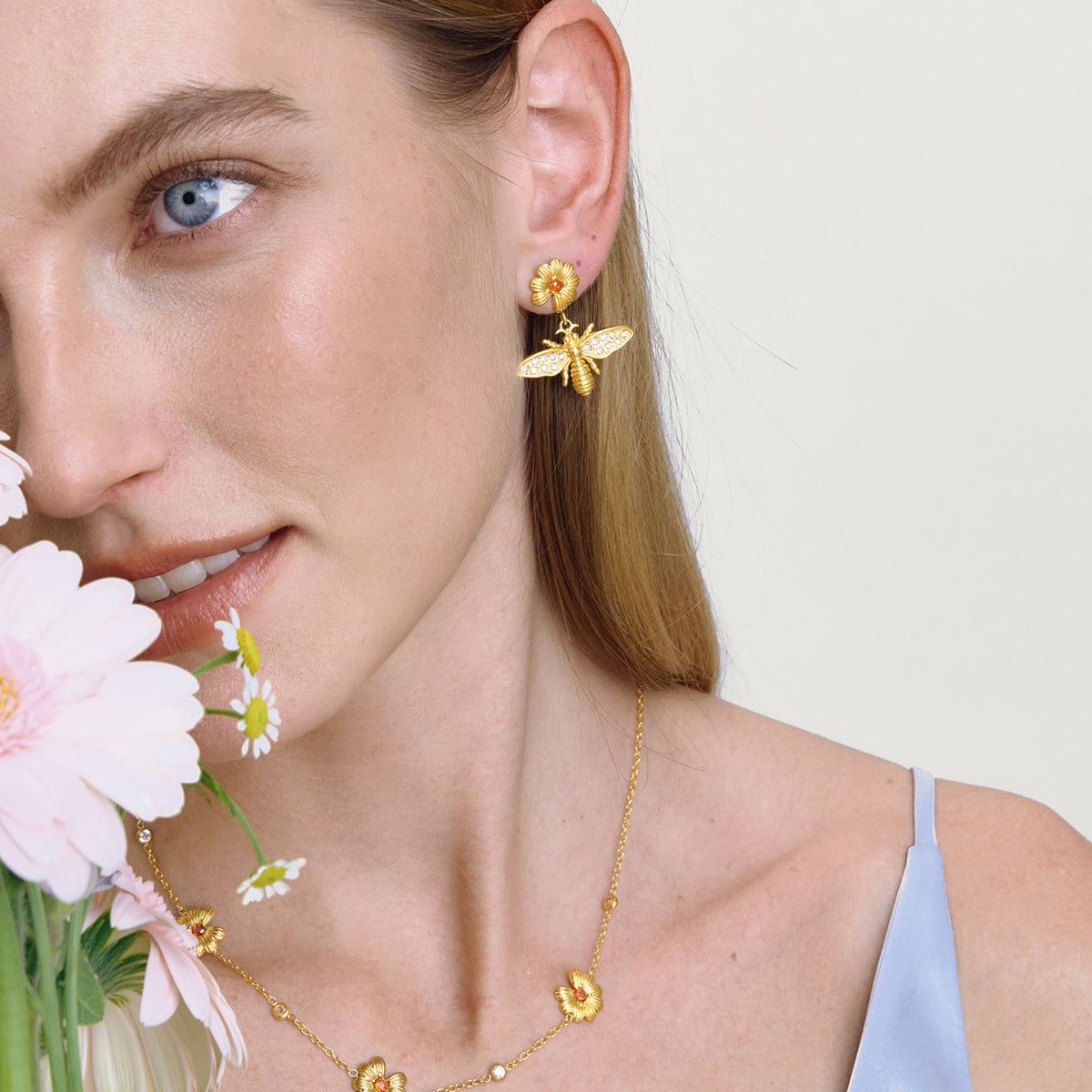 B廠 鈦鋼鍍18K金｜歐美小雛菊蜜蜂耳環 批發 折扣@洽客服 26.01.W4「JDE0211103」