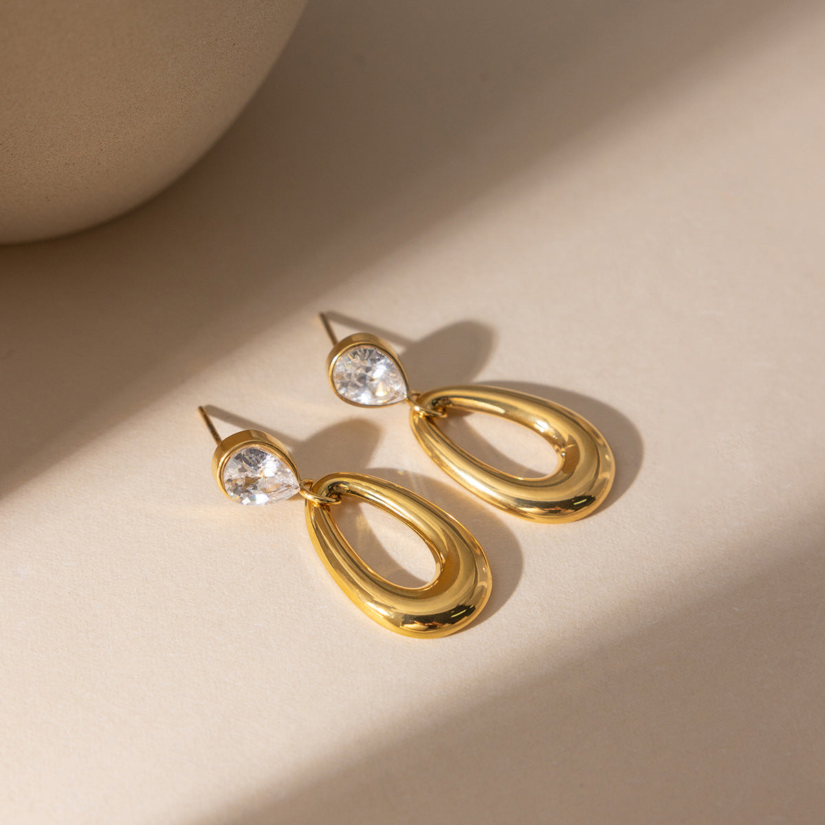 B廠 鈦鋼鍍18K金｜ 水滴形鏤空鋯石耳環 批發 折扣@洽客服 26.01.W2「JDE0311119」