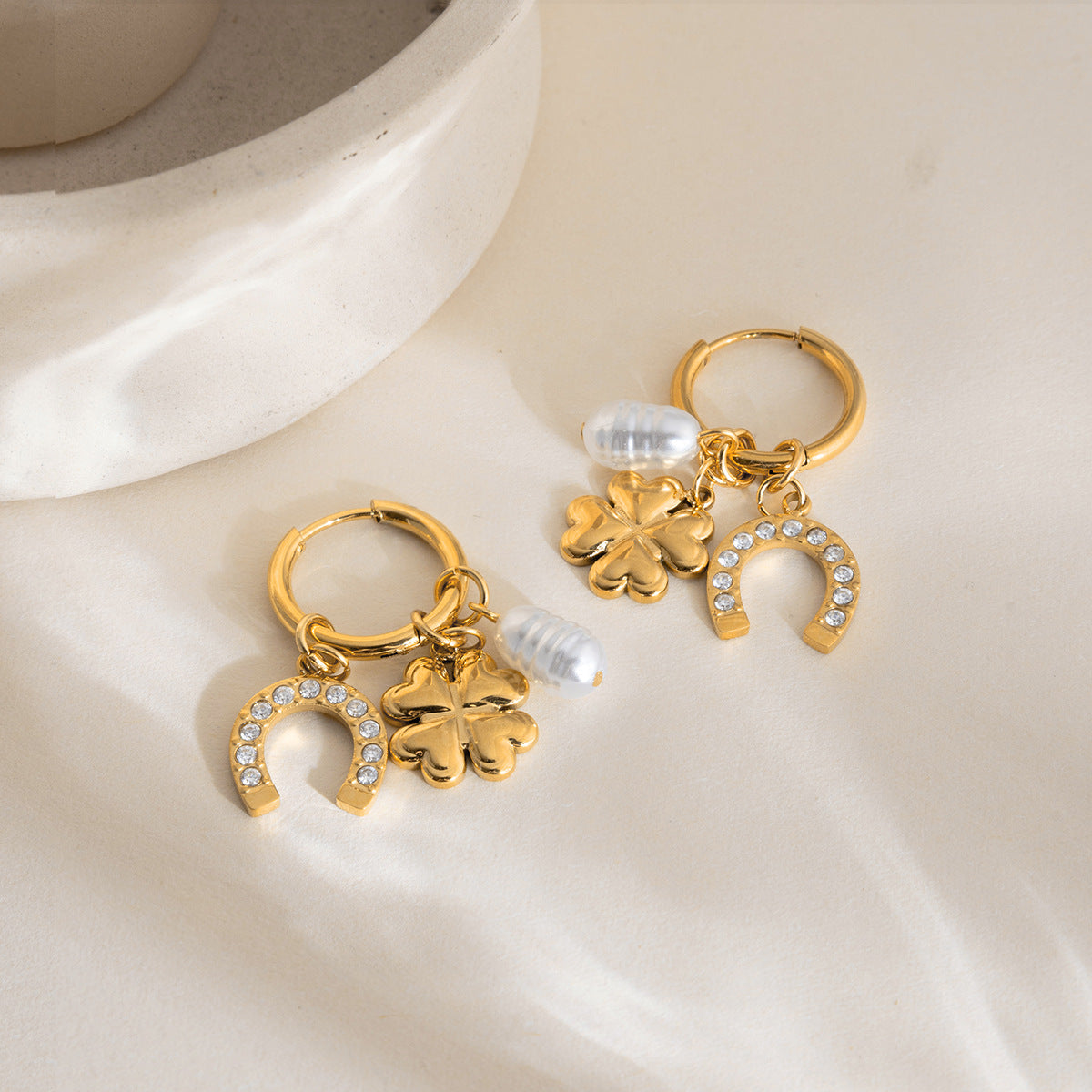 B廠 鈦鋼鍍18K金｜ 珍珠四葉草馬蹄耳環 批發 折扣@洽客服 26.01.W2「JDE0410007」