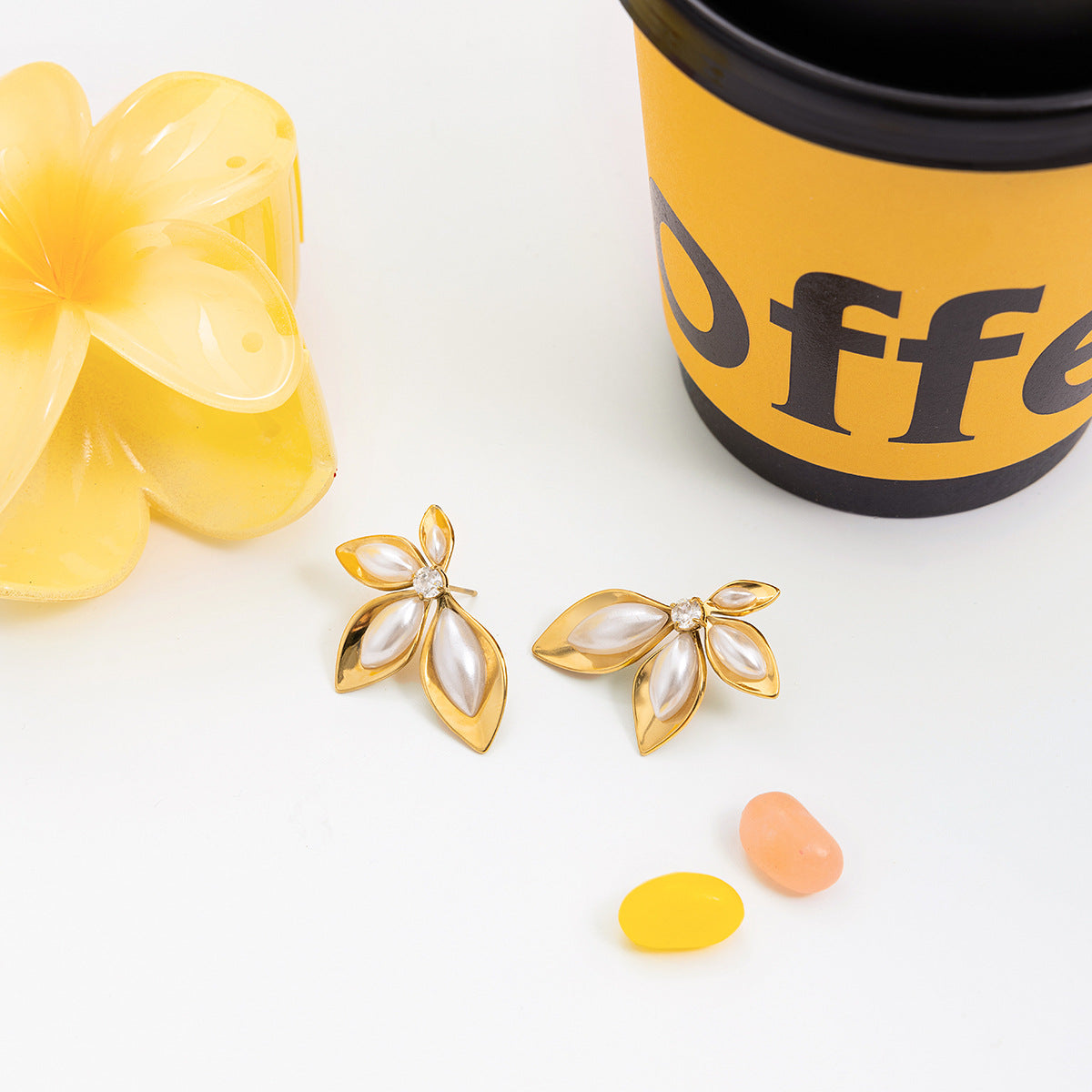 B廠 歐美款 楓葉樹脂珍珠鑲鋯石 鈦鋼鍍18K金耳環 批發 折扣@洽客服 25.10.W5「JDE0307055」