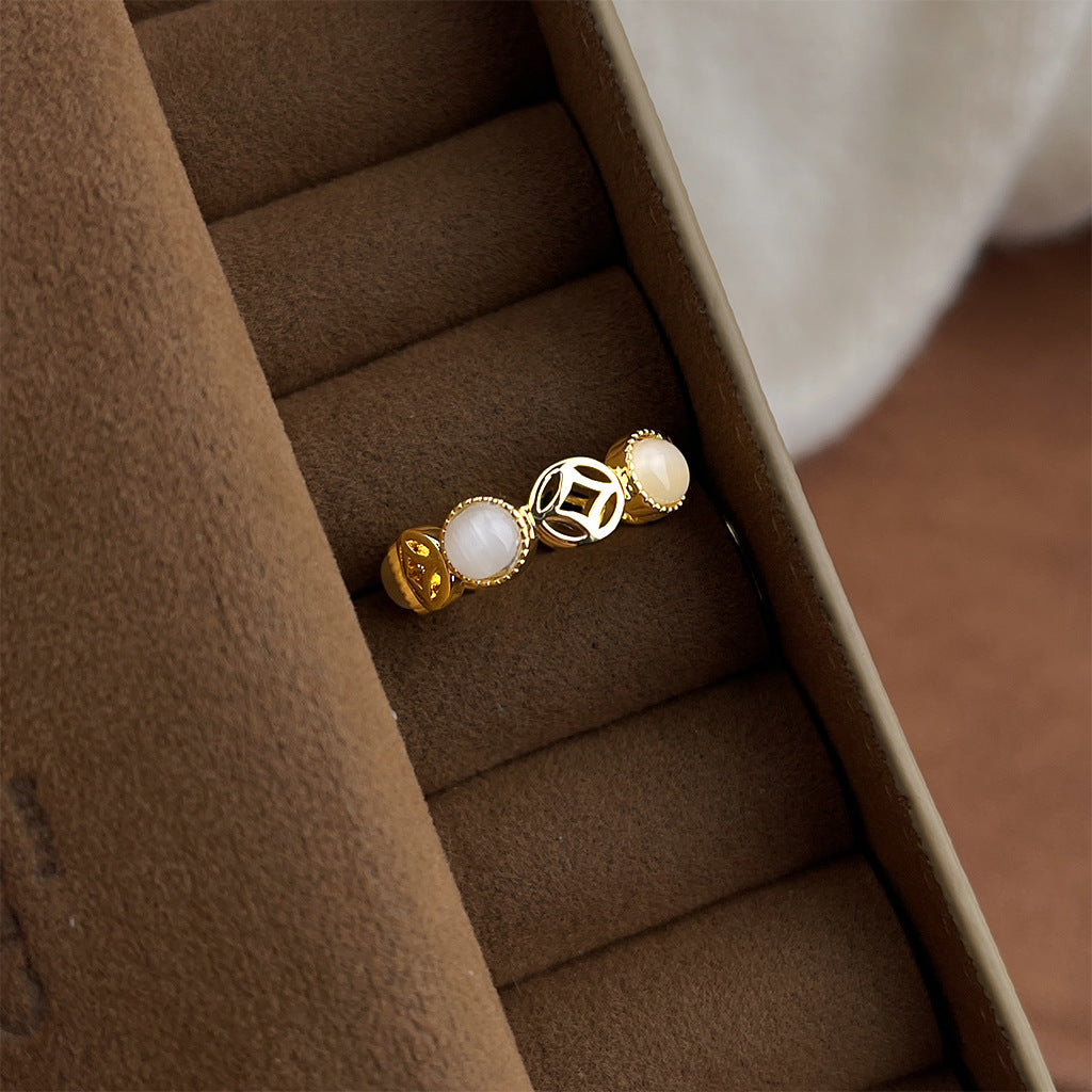 A廠 銅鍍18K金 ｜日韓款鏤空錢幣玻璃貓眼石戒指「7241」