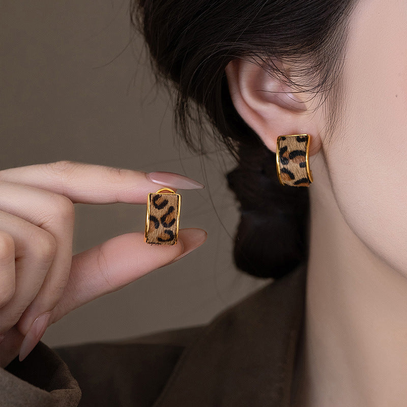 A2廠 日韓款仿馬毛豹紋幾何C型銀針耳環 批發 折扣@洽客服 25.11.W4「HE28964-1」