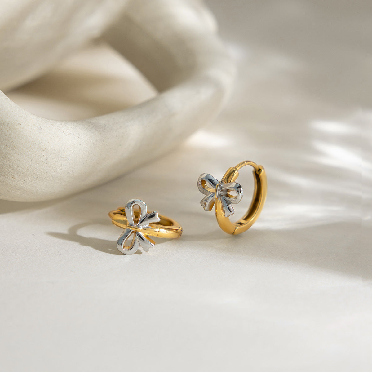 B廠 歐美款LYDIA 拼色鈦鋼鍍18K金耳環 批發 折扣@洽客服 25.12.W3 「JDE0210002-PS」